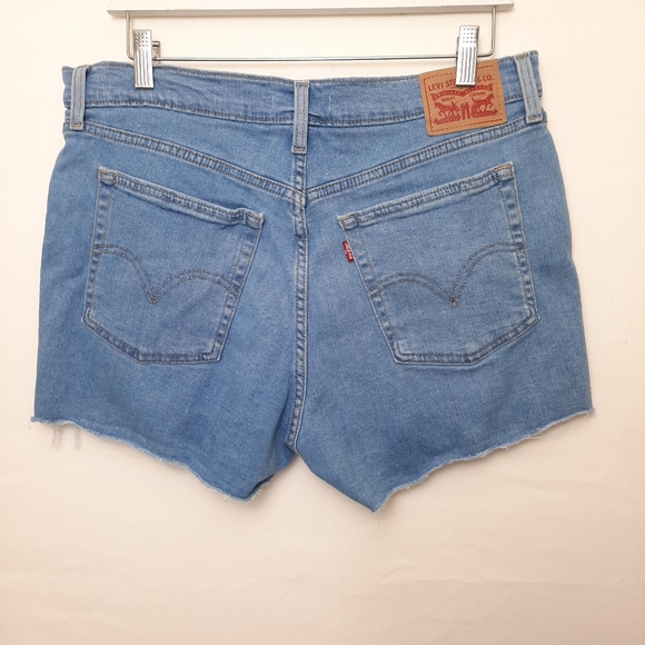 Levi's High Rise Cut-Off Shorts Light Wash Size 32/14 - Picture 6 of 8